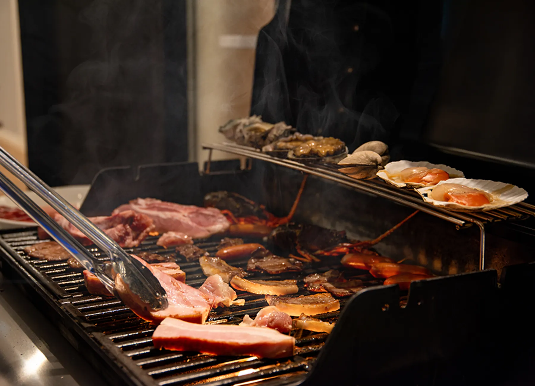 Weber製のガス火グリルで本格的なBBQ